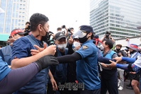 [포토] 경찰과 마찰 빚는 전국택배노조원들