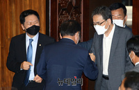 [포토] 인사 나누는 김부겸·김기현·곽상도