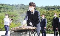 [포토] 현충원 참배하는 이준석 국민의힘 대표와 지도부