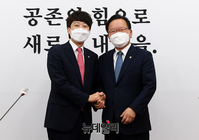 [포토] 기념촬영 하는 이준석·김부겸