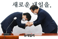 [포토] 인사 나누는 이준석 대표와 김부겸 총리