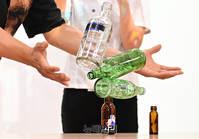 [포토] 빈병으로 균형잡기 선보이는 변남석 밸런싱 아티스트