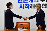 [포토] 최강욱 열린민주당 대표 찾은 이준석 국민의힘 대표