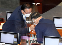 [포토] 인사 나누는 김부겸·홍남기