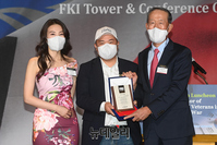 [포토] 감사패 나누는 허창수 회장-라미 현 작가