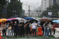[포토] 전국대부분 비, "우산 챙기세요"