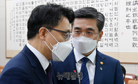 [포토] 대화 나누는 서욱 국방부 장관과 김진욱 공수처장