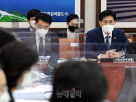 [포토] 의원들의 질문에 답하는 노형욱 국토교통부 장관