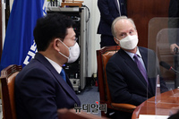 [포토] 대화 나누는 송영길 대표와 로버트 랩슨 주한 미국대사 대리