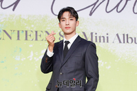 [포토] 세븐틴 멤버 도겸, 매력있는 손 하트