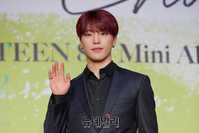 [포토] 세븐틴 디노, 막내의 수줍은 손인사