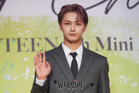 [포토] 세븐틴 준 "팬들과 사랑에 빠질 준비가 됐어요"