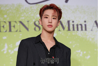 [포토] 8개월 만에 컴백한 세븐틴 멤버 '호시'