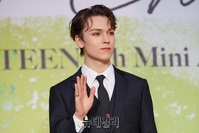 [포토] 세븐틴 멤버 버논 '할리우드급 패션 소유자'