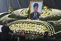 [포토] '김동식 소방령 영결식'서 헌화하는 이재명 경기지사