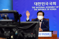 [포토] 취재진에 손들어 인사하는 박병석 의장