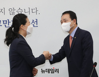 [포토] 인사 나누는 성일종·권은희