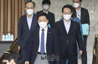 [포토] 입장하는 김기현 국민의힘 원내대표