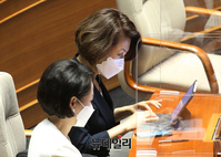 [포토] 본회의 참석한 양이원영 의원