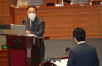 [포토] 답변하는 홍남기 경제부총리