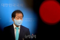 [포토] 기자들의 질문에 답하는 홍준표 의원