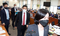 [포토] 과방위 박차고 나가는 국민의힘 의원들