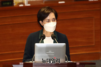 [포토] 답변하는 유은혜 부총리 겸 교육부 장관