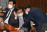 [포토] 대화 나누는 윤호중·도종환