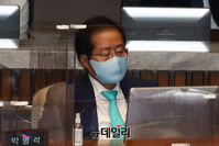 [포토] 본회의 참석한 홍준표 의원