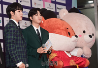 [포토] 드림콘서트 레드카펫 사회 맡은 골든차일드 장준-지범