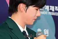 [포토] 드림콘서트 레드카펫 사회 맡아 진땀 흘리는 지범