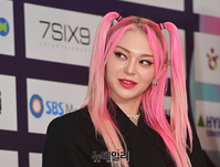 [포토] 이목집중 시키는 신인가수 알렉사