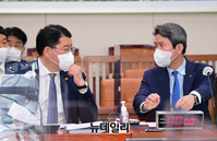 [포토] 대화 나누는 이인영 장관과 최종건 차관