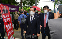 [포토] 윤석열 대선출마 기자회견장 찾은 태영호-윤창현