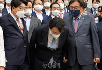 [포토] 지지자들에 인사하는 윤석열