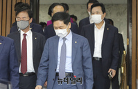 [포토] 원내대책회의 참석하는 김기현 원내대표