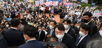 [포토] "윤석열 대통령"...연호 속 퇴장하는 윤석열