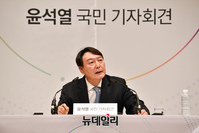 [포토] 기자들의 질문에 답하는 윤석열 전 검찰총장