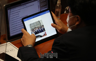 [포토] 본회의서 윤석열 관련 뉴스 보는 야당 의원들
