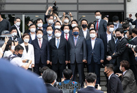 [포토] 대선출마 기자회견 전 기념촬영하는 윤석열