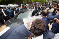 [포토] 지지자 응원받으며 퇴장하는 윤석열
