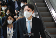 [포토] 소통관 떠나는 윤석열 전 검찰총장