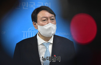 [포토] 기자들의 질문에 답하는 윤석열 전 검찰총장