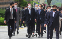 [포토] 소통관 들어서는 윤석열 전 검찰총장