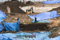 [포토] 조선전기 금속활자 발굴지, 방수포 설치하는 관계자들