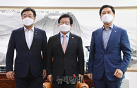 [포토] 한자리에 모인 박병석 국회의장과 여야 원내대표