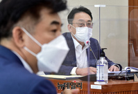 [포토] 의사진행 하는 김희곤 정무위원회 법안심사소위 위원장