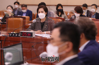 [포토] 국회 출석한 유은혜 사회부총리