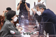 [포토] 대화 나누는 유은혜·권칠승