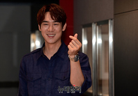 [포토] 손하트 만든 유연석 "오랜만에 인사드려요"